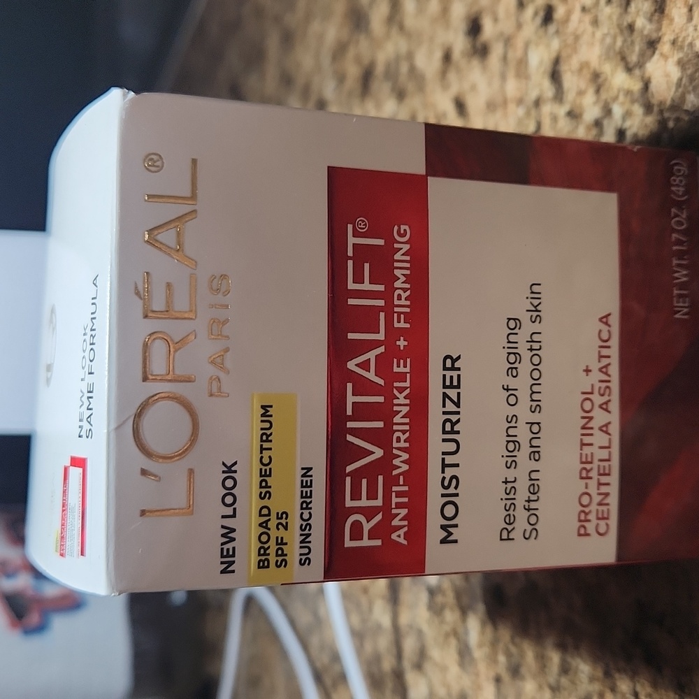 L'Oreal Paris Revitalift Anti-Wrinkle + Firming Moisturizer SPF25  1.7oz.